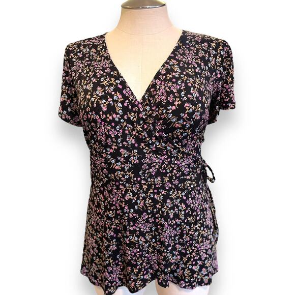 Torrid 2 (2X 18/20) New‎ Black Ditsy Floral Surplice Busty Wrap Studio Knit Topk - Picture 1 of 3